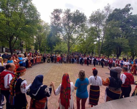 Десетки се включиха в български и гръцки танци в парк 