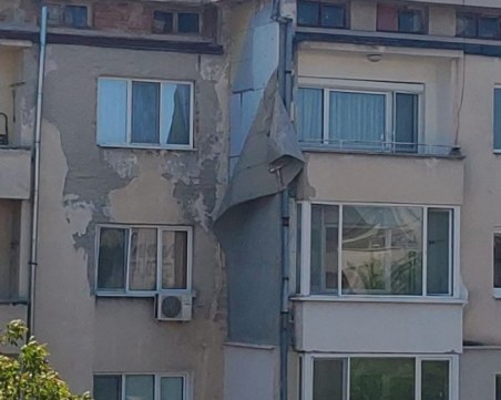 Изолация на сграда в Пловдив се откърти