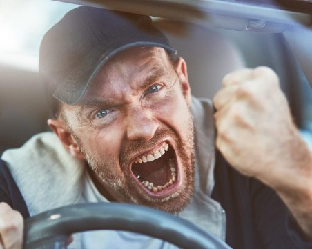 Мъж нападна пътници в автомобил в Пловдив, откриха наркотици в дома му