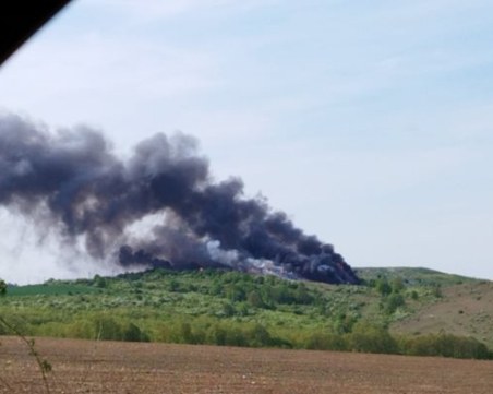 Огромен пожар гори в регионалното сметище край Монтана