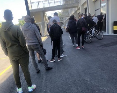 Отново се извиха опашки пред Колежа за билети за мача с Лудогорец