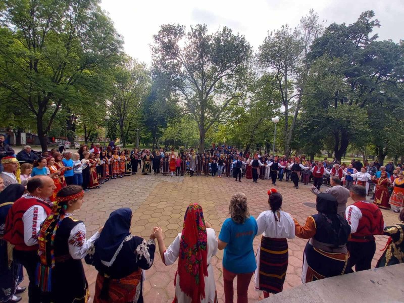 Десетки се включиха в български и гръцки танци в парк 
