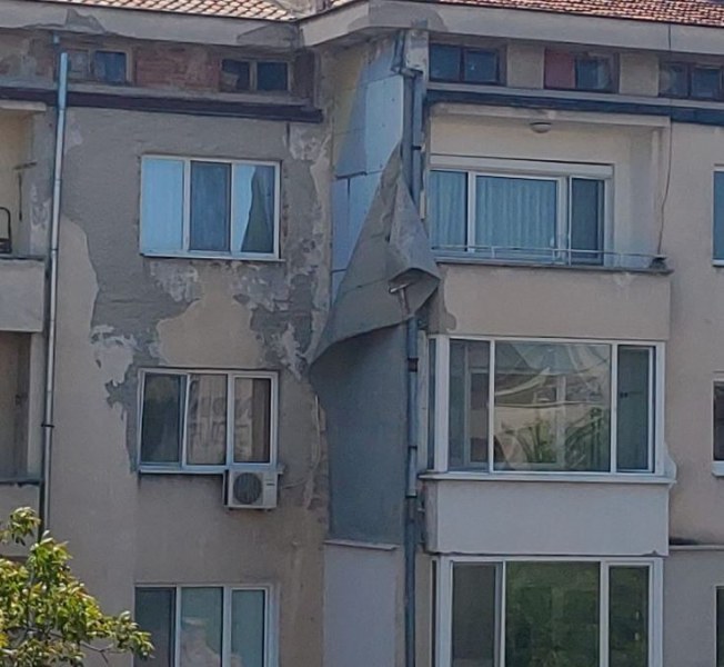 Изолация на сграда в Пловдив се откърти