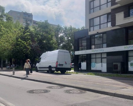 Бус прегази градинка, тротоар, велоалея, пешеходна пътека и пререди всички на светофар в Пловдив