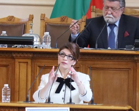 Десислава Атанасова за новите преговори: Това е план А - първо се дава шанс на А отбора