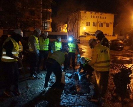 Пловдивчани започнаха да запълват сами дупките по улиците