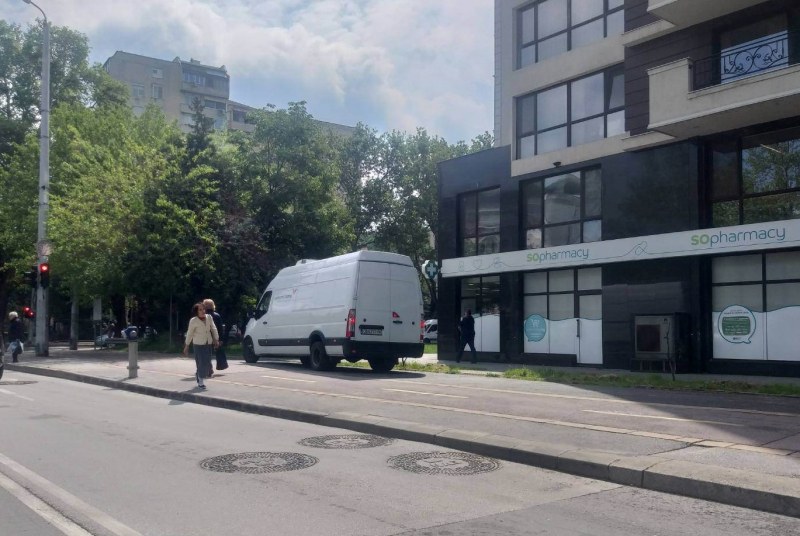Бус прегази градинка, тротоар, велоалея, пешеходна пътека и пререди всички на светофар в Пловдив