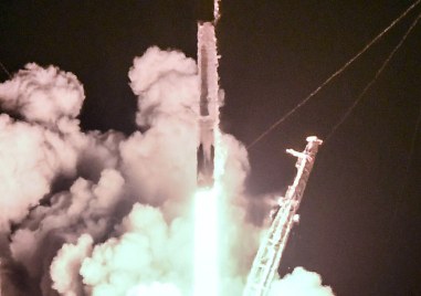 Американската компания SpaceX изстреля ракета носител Falcon 9 с 56 микроспътника