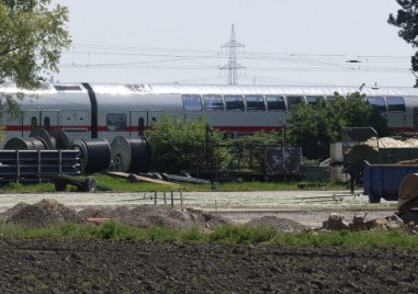 Двама души загинаха след като влак блъсна група от железопътни