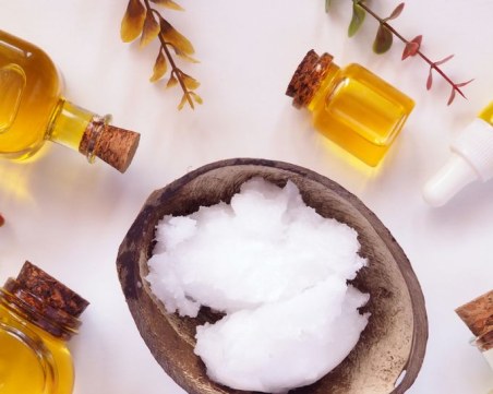 3 полезни масла за хидратация на кожата и справяне с бръчките