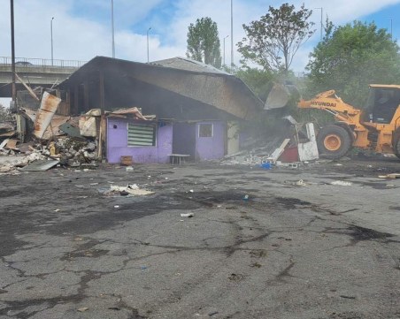 Бутнаха опасни постройки и разчистиха сметище в 