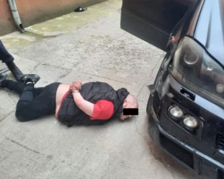 Мъжът, който се вряза в бургаския затвор, бил криминално проявен и без книжка