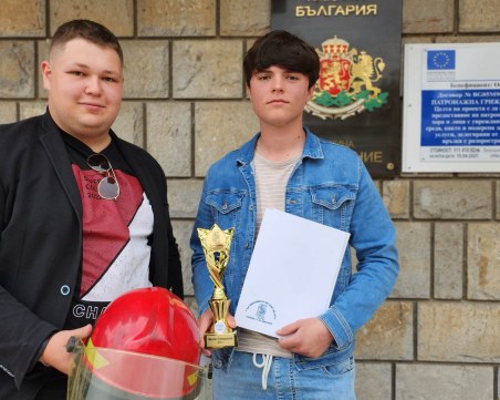 Отличиха две момчета с грамоти за проявена храброст от директора на пловдивската пожарна