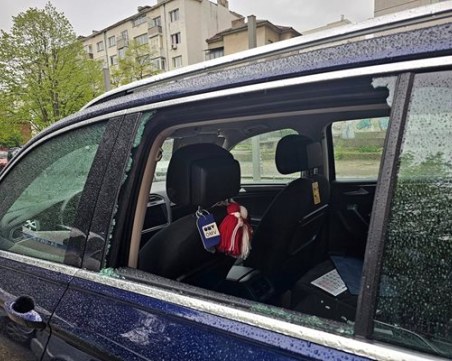 Разбиха колата на криминалния репортер на БНТ Иво Никодимов