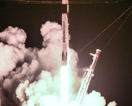 SpaceX изстреля 56 спътника от следващо поколение Starlink