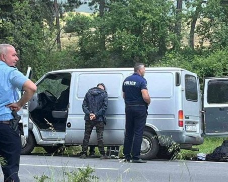 Заловиха още 37 мигранти, натъпкани в бус край Перник