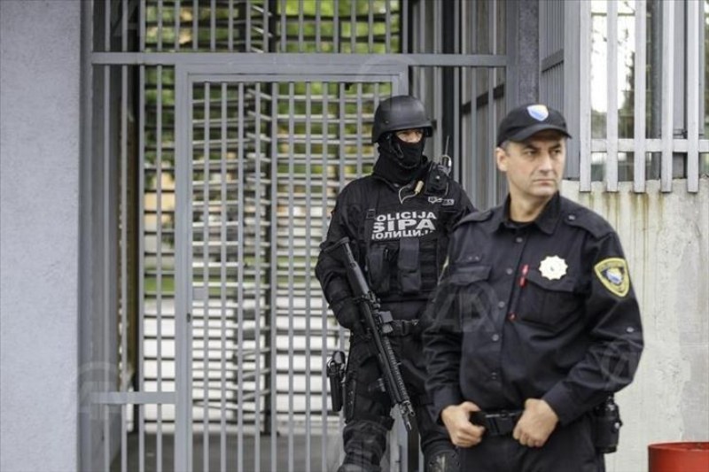 Полицията в Босна задържа днес 18-годишен младеж от западния град