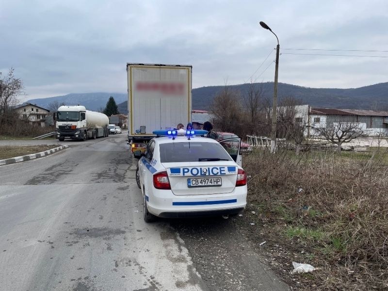 Криминално проявени асеновградчани откраднаха железопътна инфраструктура от село край Пловдив.