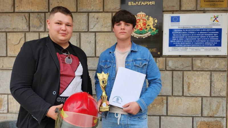 Отличиха две момчета с грамоти за проявена храброст от директора на пловдивската пожарна