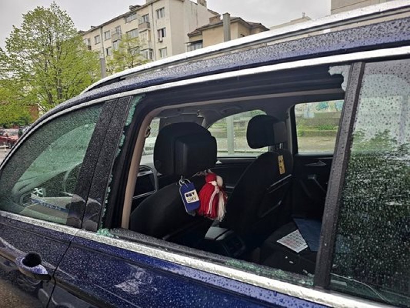 Криминалният репортер на БНТ Иво Никодимов откри колата си разбита
