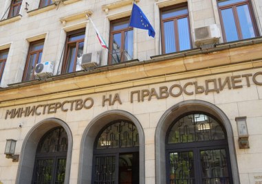 При изпълнение на възложените със Закона за българското гражданство функции