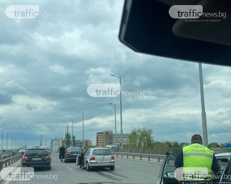 Две коли се сблъскаха на моста на 