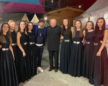 Пианист на Buena Vista Social Club гостува с български хор на Античния