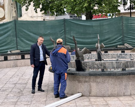 Реставрираха Фонтана с пеликаните пред Община Пловдив, пускат го за Георгьовден