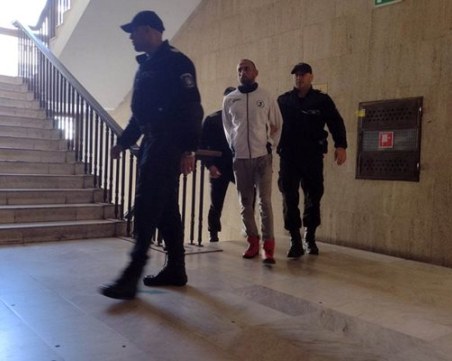 Съдът решава дали да остави в ареста мъжа, влязъл с джип в бургаския затвор