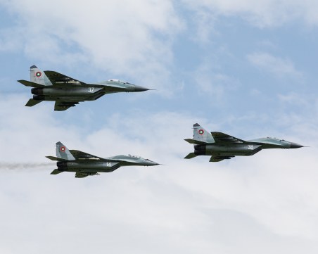 Изтребители МиГ-29 летят над Пловдив на Гергьовден