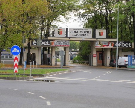 Спират движението около 