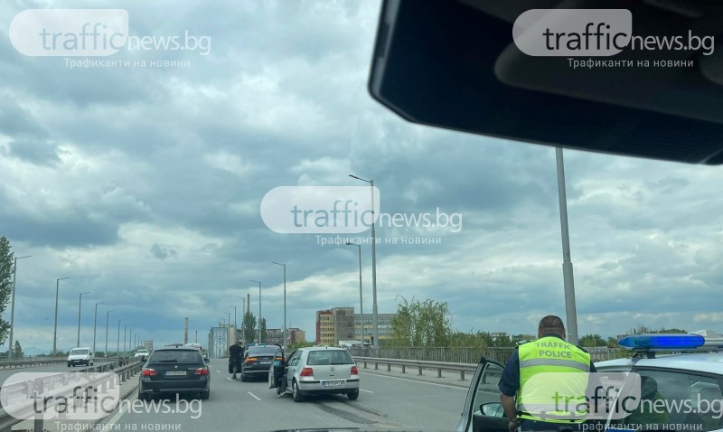 Две коли се сблъскаха на моста на