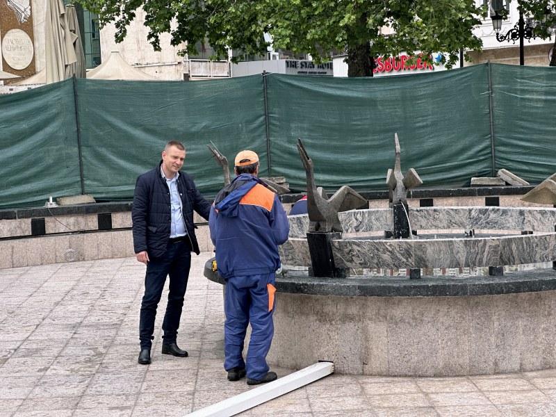 Реставрираха Фонтана с пеликаните пред Община Пловдив, пускат го за Георгьовден