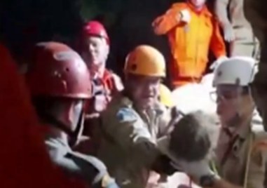 Пожарникари успяха да извадят живо бебе затрупано от срутила се
