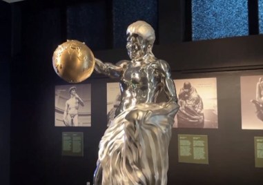 В Стокхолм показаха статуя от неръждаема стомана дело на изкуствен