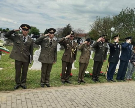 Почетоха паметта на войниците, погребани край Ново село в Северна Македония без Врабевски и Ковачев