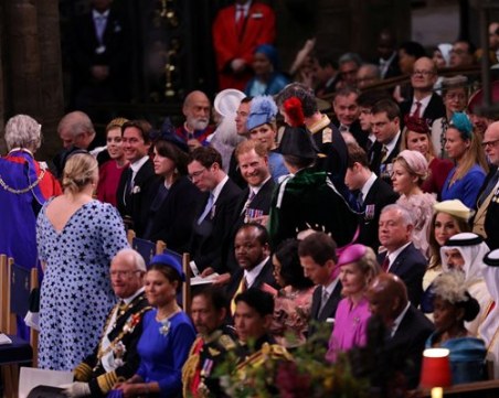 Принц Хари уважи баща си, присъства на коронацията