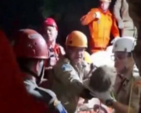 Спасиха бебе, затрупано от срутила се сграда