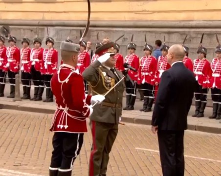 Започна парадът за Деня на храбростта в София! Президентът поздрави армията НА ЖИВО