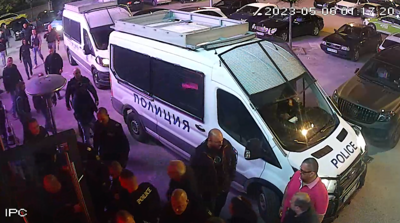 Издевателства и унижения в пловдивски клуб! Полицаи съблякоха 400 души, държаха ги 5 часа под ключ ВИДЕО