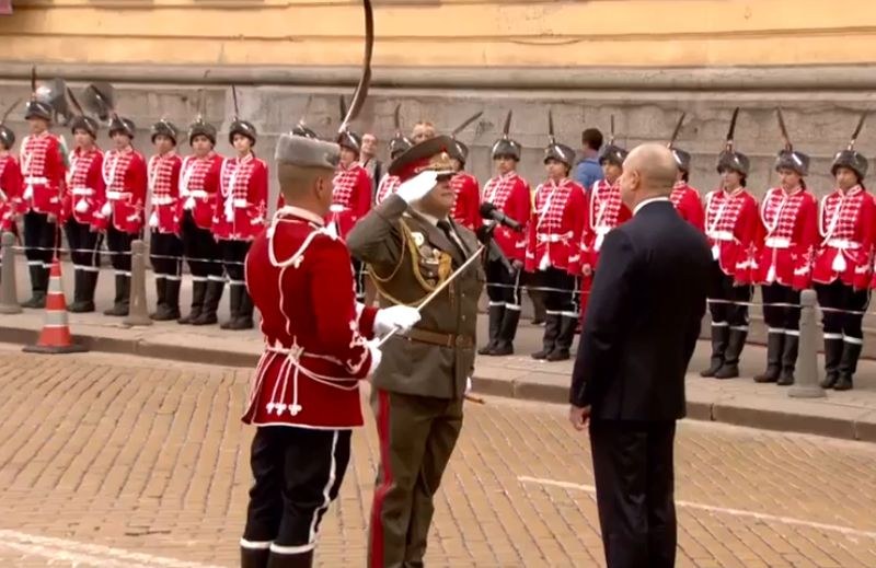 Започна парадът за Деня на храбростта в София! Президентът поздрави армията НА ЖИВО