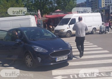 Читател на TrafficNews сигнализира че масово шофьори паркират на пешеходна
