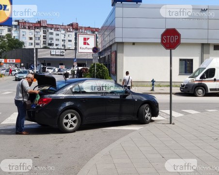 Добре дошъл в Кючука! Шофьор спря на пешеходна пътека, за да си напазарува
