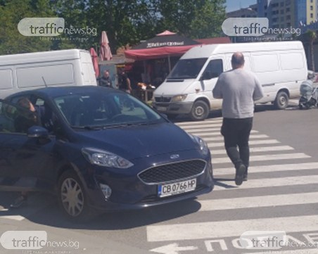 Масово спират на пешеходна пътека на ключово място в Кючука