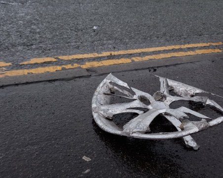 Млада жена се е блъснала в цветарски магазин в 