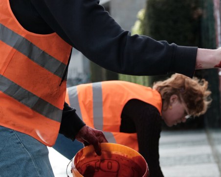 Пореден протест на екоактивисти! Заляха паметник в Берлин с лепкава течност