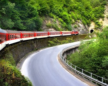 Теснолинейката блъсна мъж във Велинград, с опасност за живота е