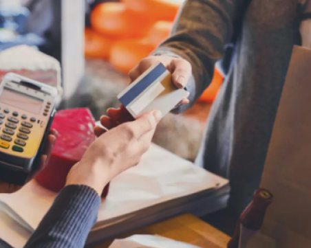 Възрастна жена пазарува с крадена банкова карта на ученик от Пазарджик