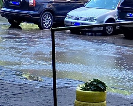 Вода изби от асфалта на пловдивска улица, превърна я в река