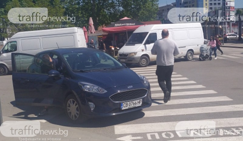 Читател на TrafficNews сигнализира, че масово шофьори паркират на пешеходна